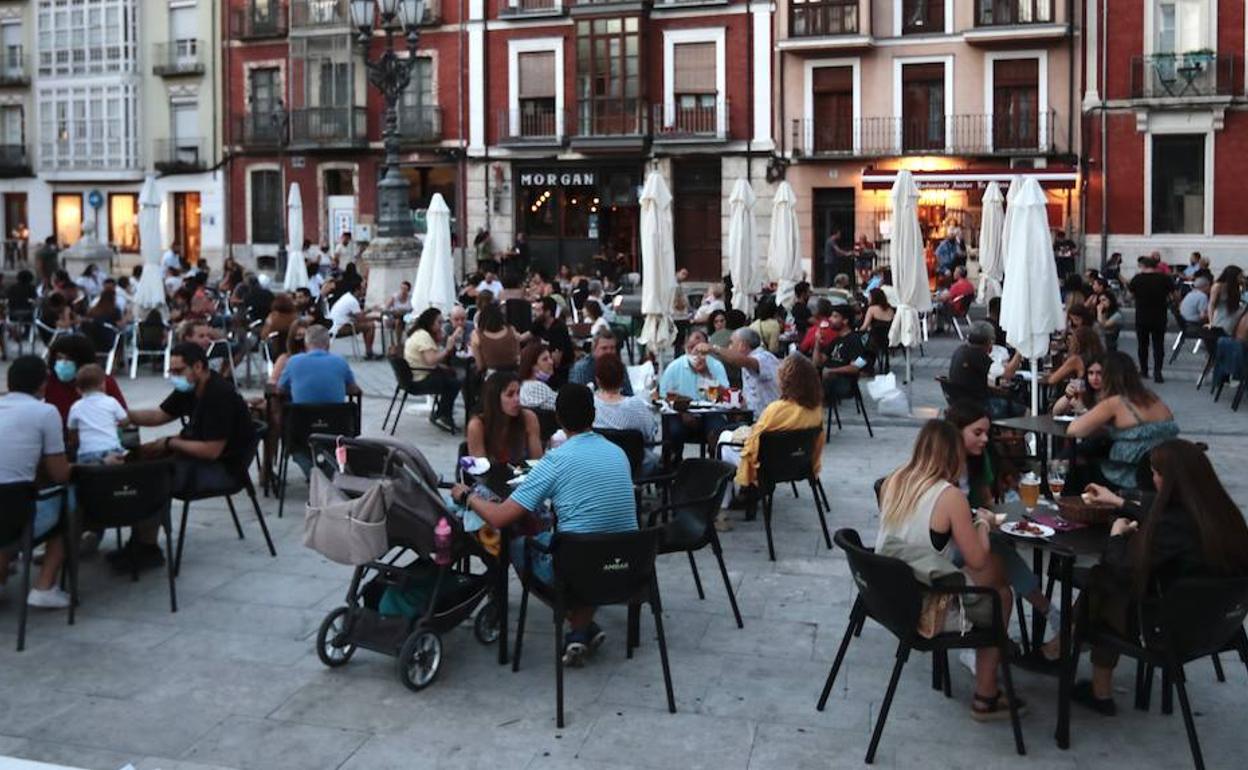 Decenas de personas pueblan las terrazas de la zona de la Antigua en Valladolid durante el pasado fin de semana.