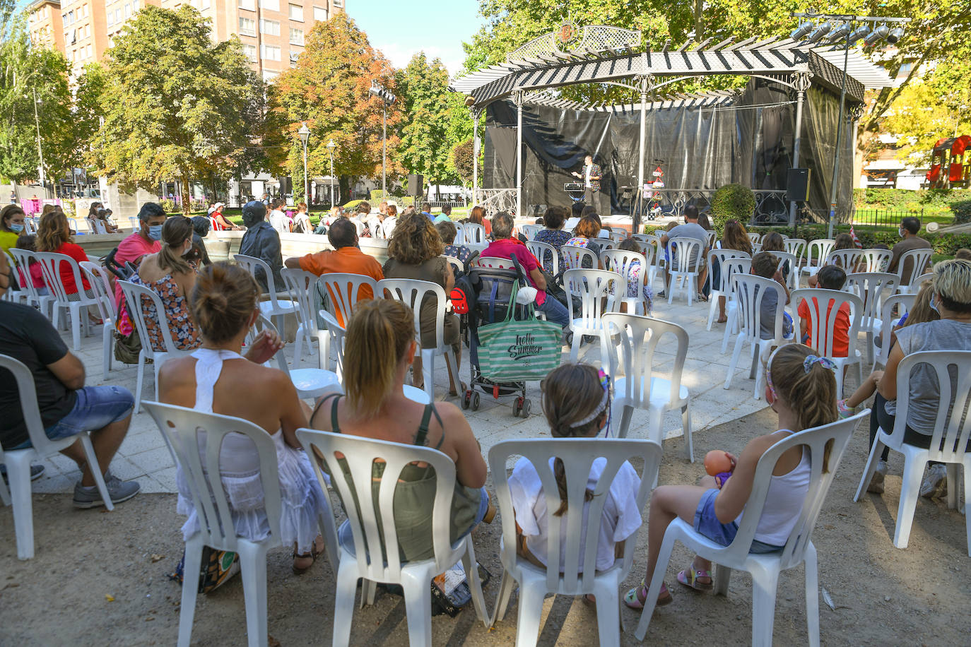 Fotos: Magia en la plaza de Poniente con O Mago Paco