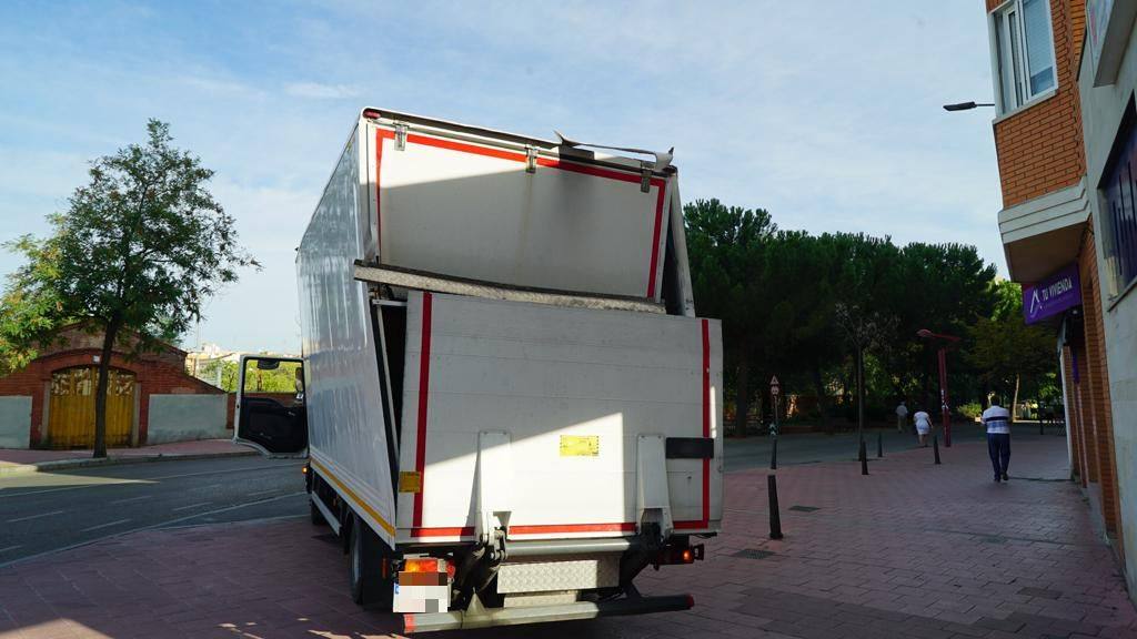 Estado en el que ha quedado el camión tras salir del túnel.