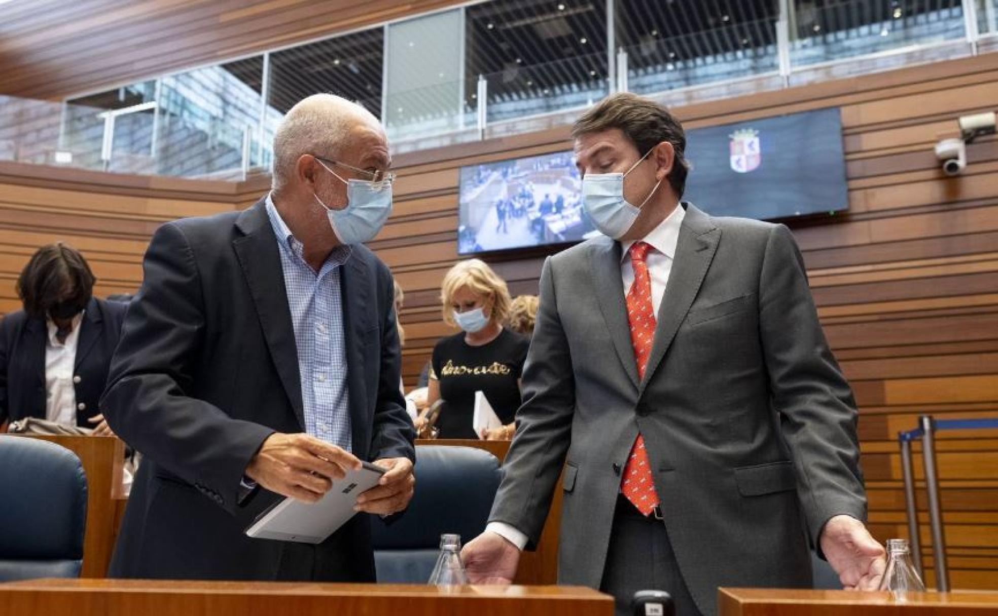 Francisco Igea y Alfonso Fernández Mañueco abandonan el hemiciclo tras el Pleno.