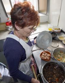 Imagen secundaria 2 - Arriba, el comedor de La Goya. Abajo, Matilde Barrientos y su tía María Luisa Rodríguez, en las cocinas. 