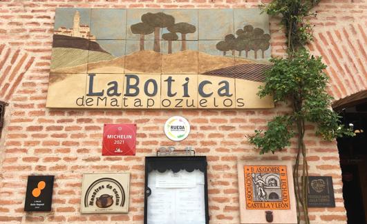 Fachada del restaurante La Botica de Matapozuelos. 