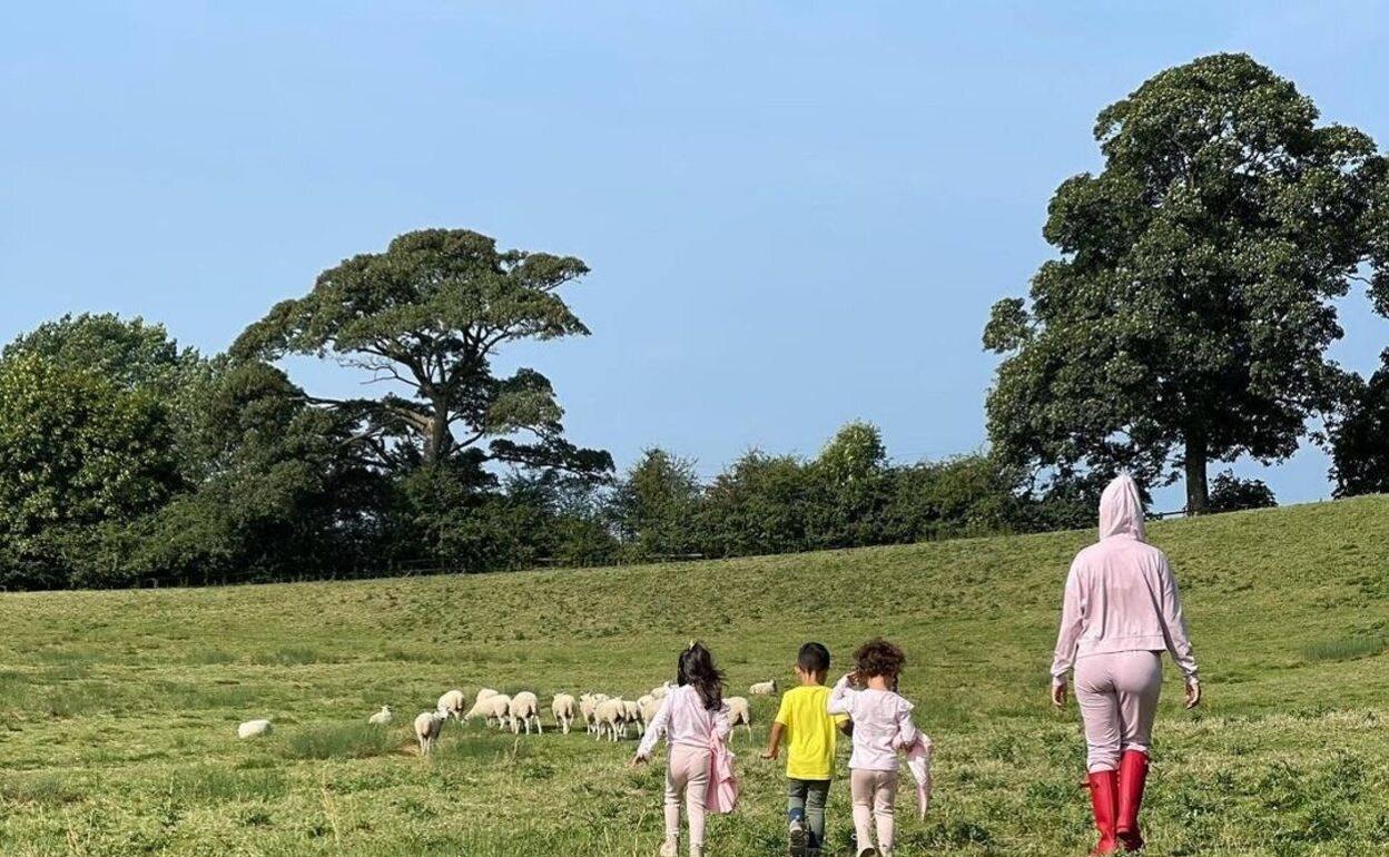 Georgina Rodríguez paseando por el campo, con sus hijos. 