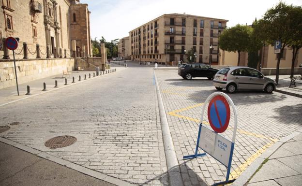 Cartel que indica la prohibición de estacionar frente a Fonseca. 