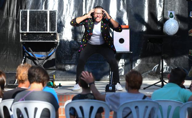 El ilusionista O Mago Paco durante su espectáculo en la plaza de Poniente. 