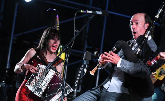 Itsaso Elizagoien y Carlos Núñez, en un momento del concierto. 