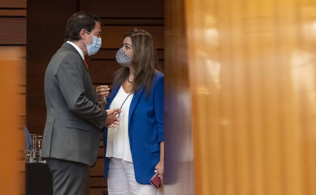 Alfonso Fernández Mañueco dialoga con la procuradora Marta Sanz (Ciudadanos) en un momento del Pleno de esta semana. 