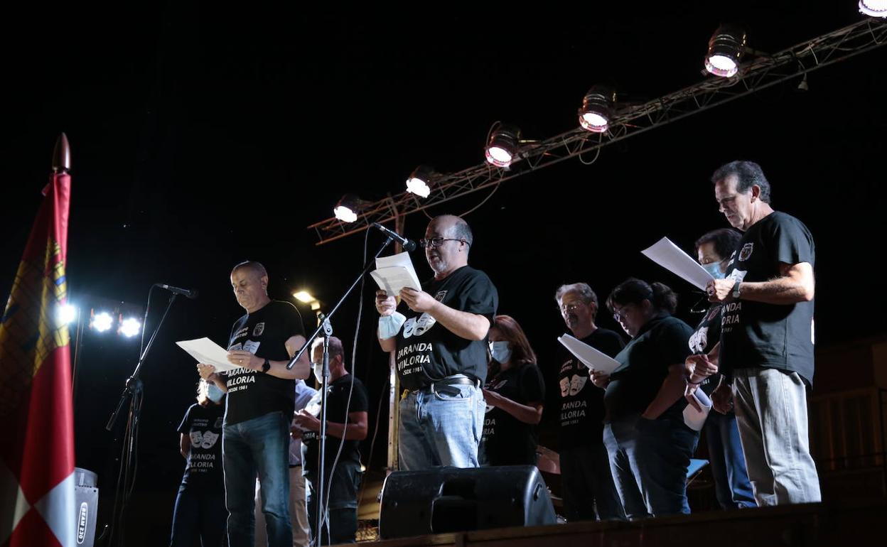 Miembros del grupo de teatro local Zaranda durante el pregón de fiestas. 