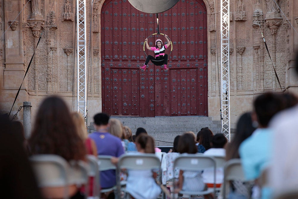 Música, acrobacias y humor con "Save the temazo" y "Lola" en el Patio Chico