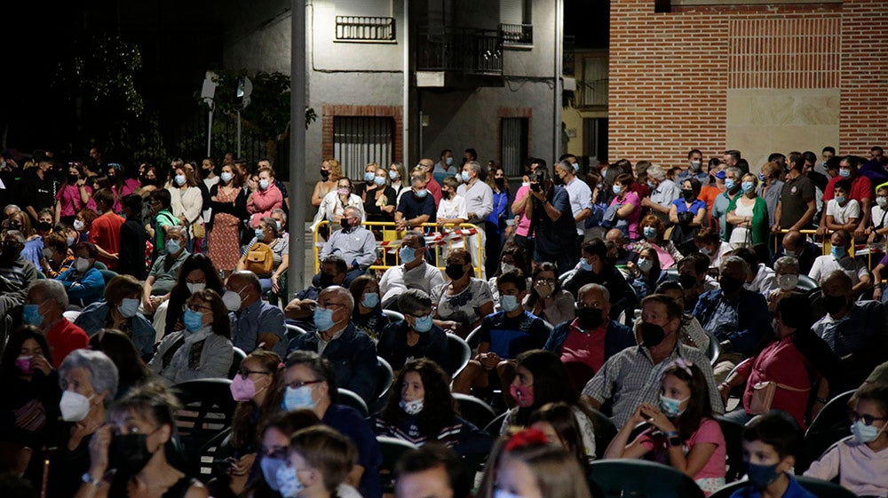 El pregón del grupo de teatro Zaranda y la posterior ofrenda fueron el acto central de una noche iluminada por la pirotecnia