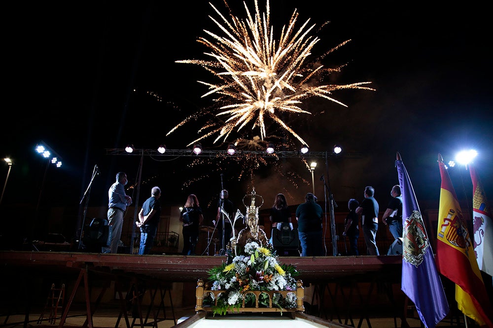 El pregón del grupo de teatro Zaranda y la posterior ofrenda fueron el acto central de una noche iluminada por la pirotecnia