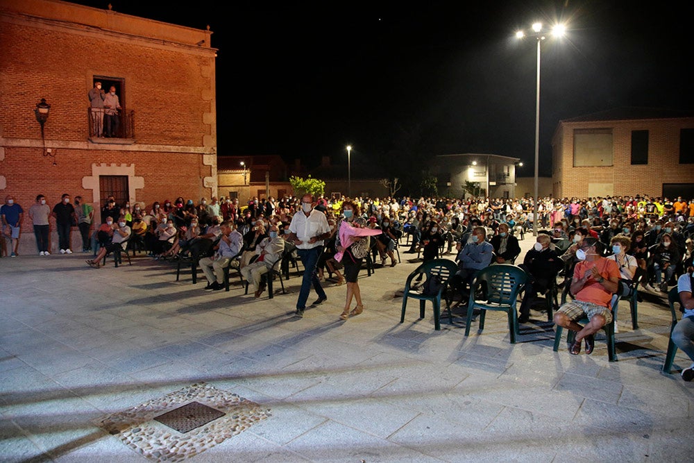 El pregón del grupo de teatro Zaranda y la posterior ofrenda fueron el acto central de una noche iluminada por la pirotecnia