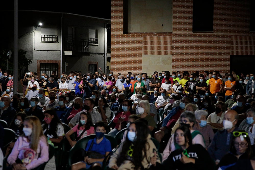 El pregón del grupo de teatro Zaranda y la posterior ofrenda fueron el acto central de una noche iluminada por la pirotecnia