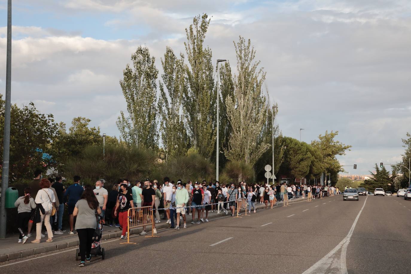 Fotos: Colas en el Real de la Feria con el aforo completo