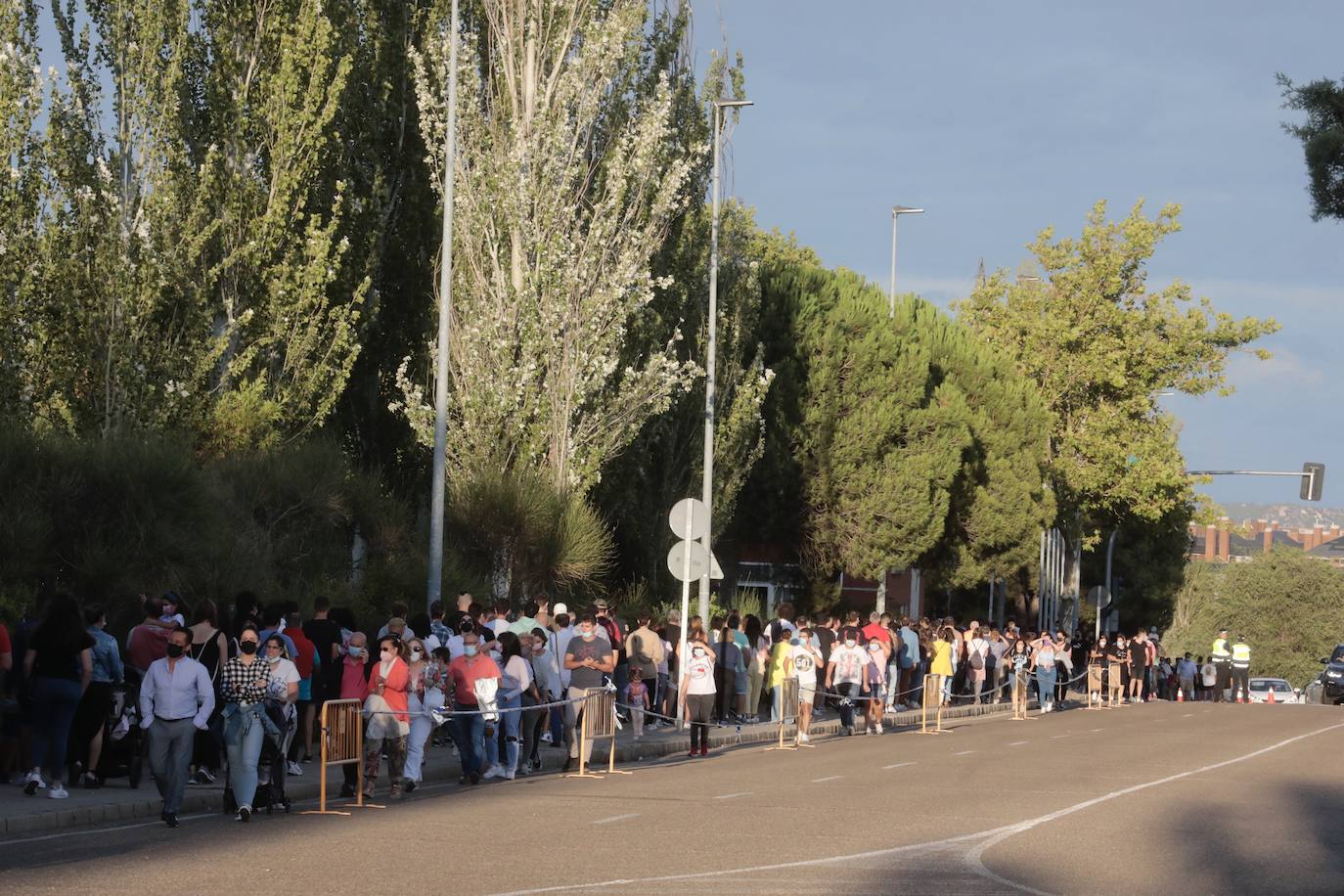 Fotos: Colas en el Real de la Feria con el aforo completo