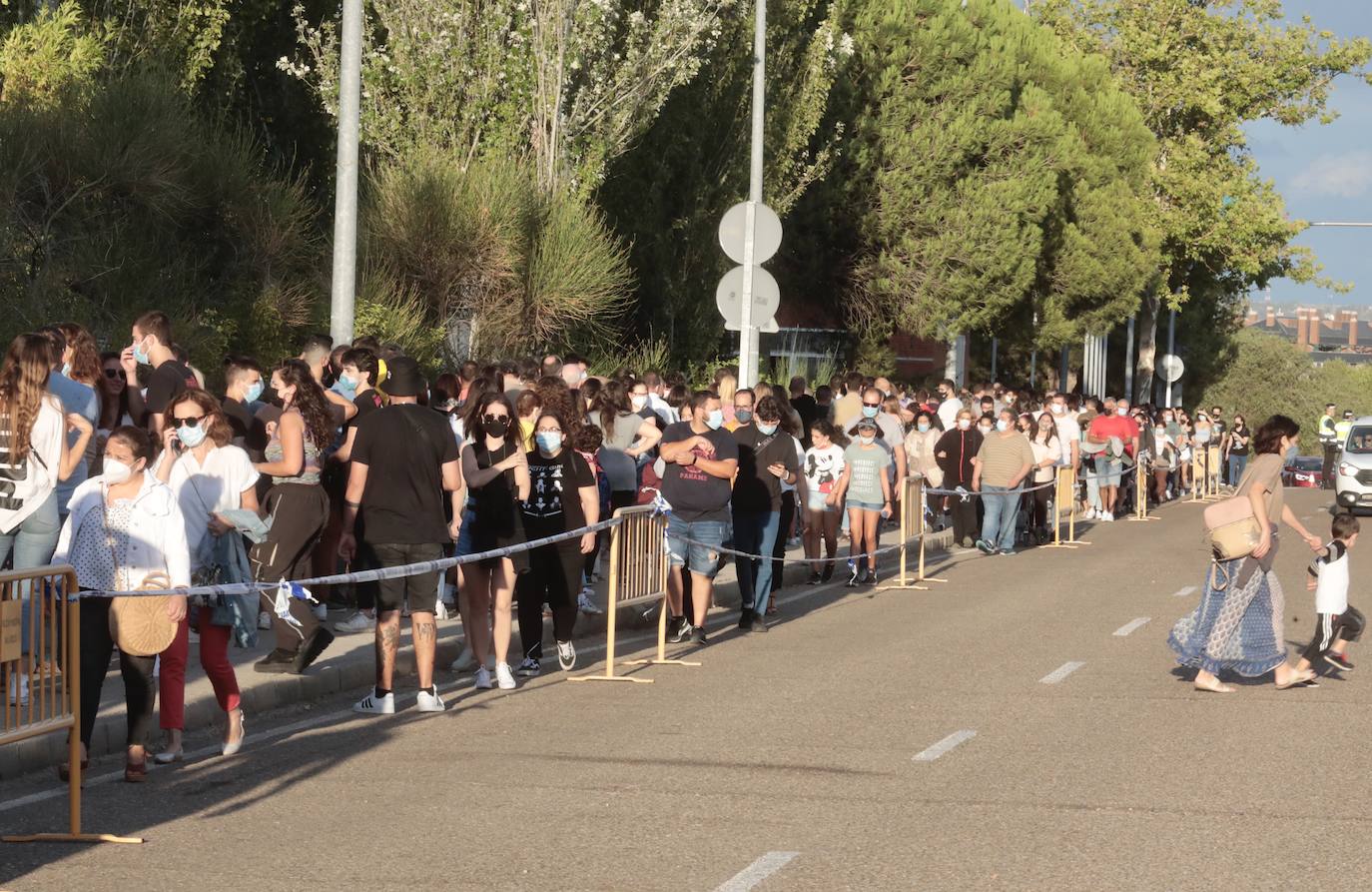 Fotos: Colas en el Real de la Feria con el aforo completo