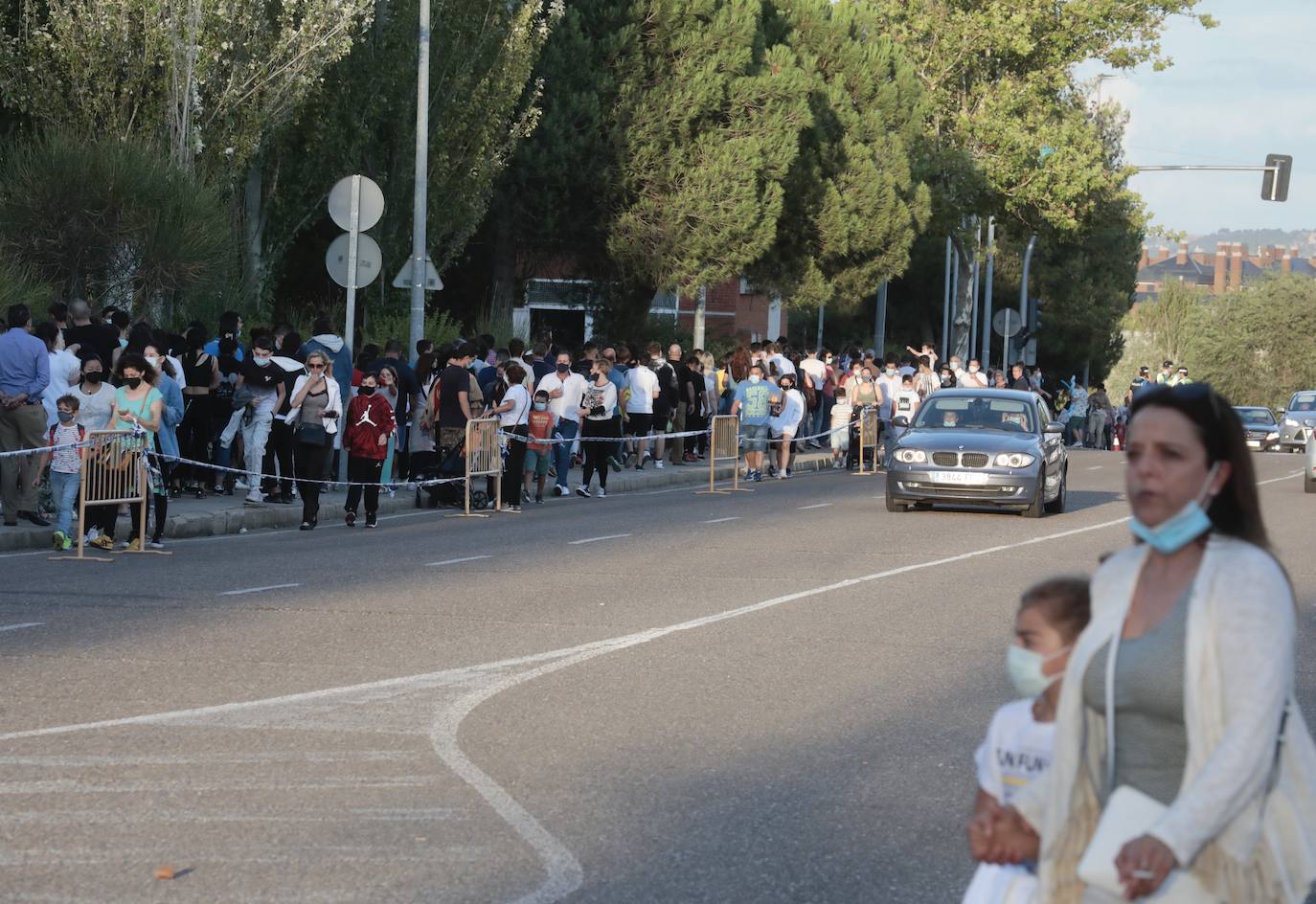 Fotos: Colas en el Real de la Feria con el aforo completo