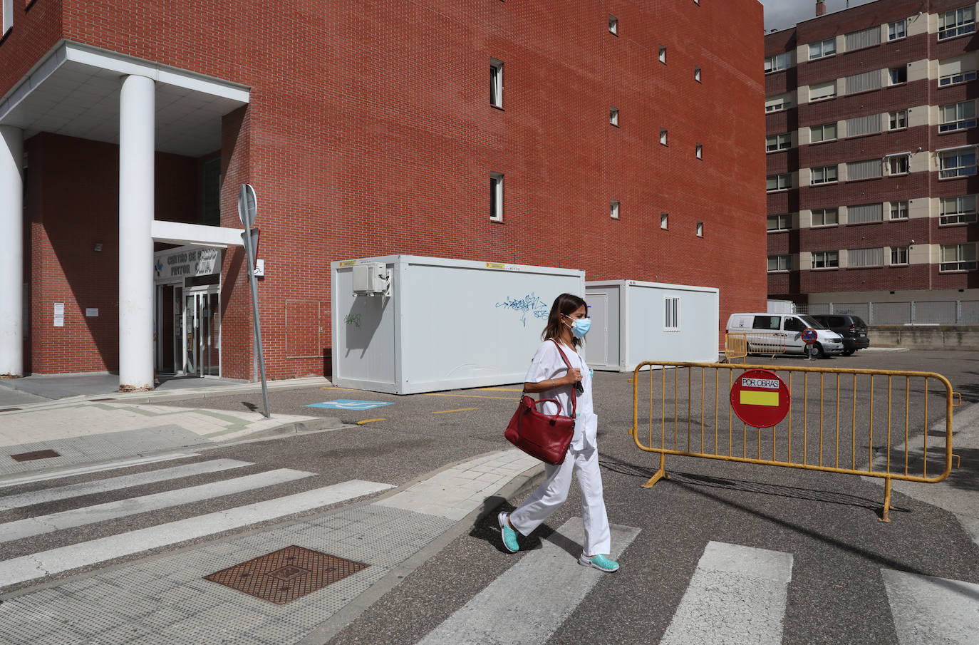 Casetas de obra en el exterior del centro de salud. 