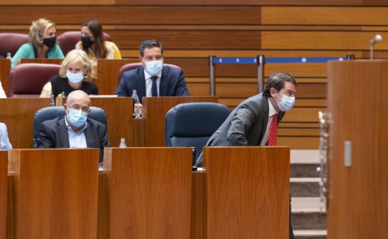 Francisco Igea y Alfonso F. Mañueco, en el último pleno de Las Cortes. 