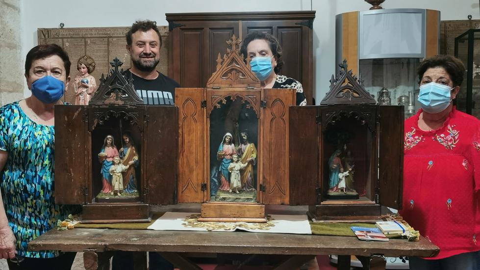 Josefina Sandoval, Satur San José y Geña Alonso con el párroco, Javier Vidal.