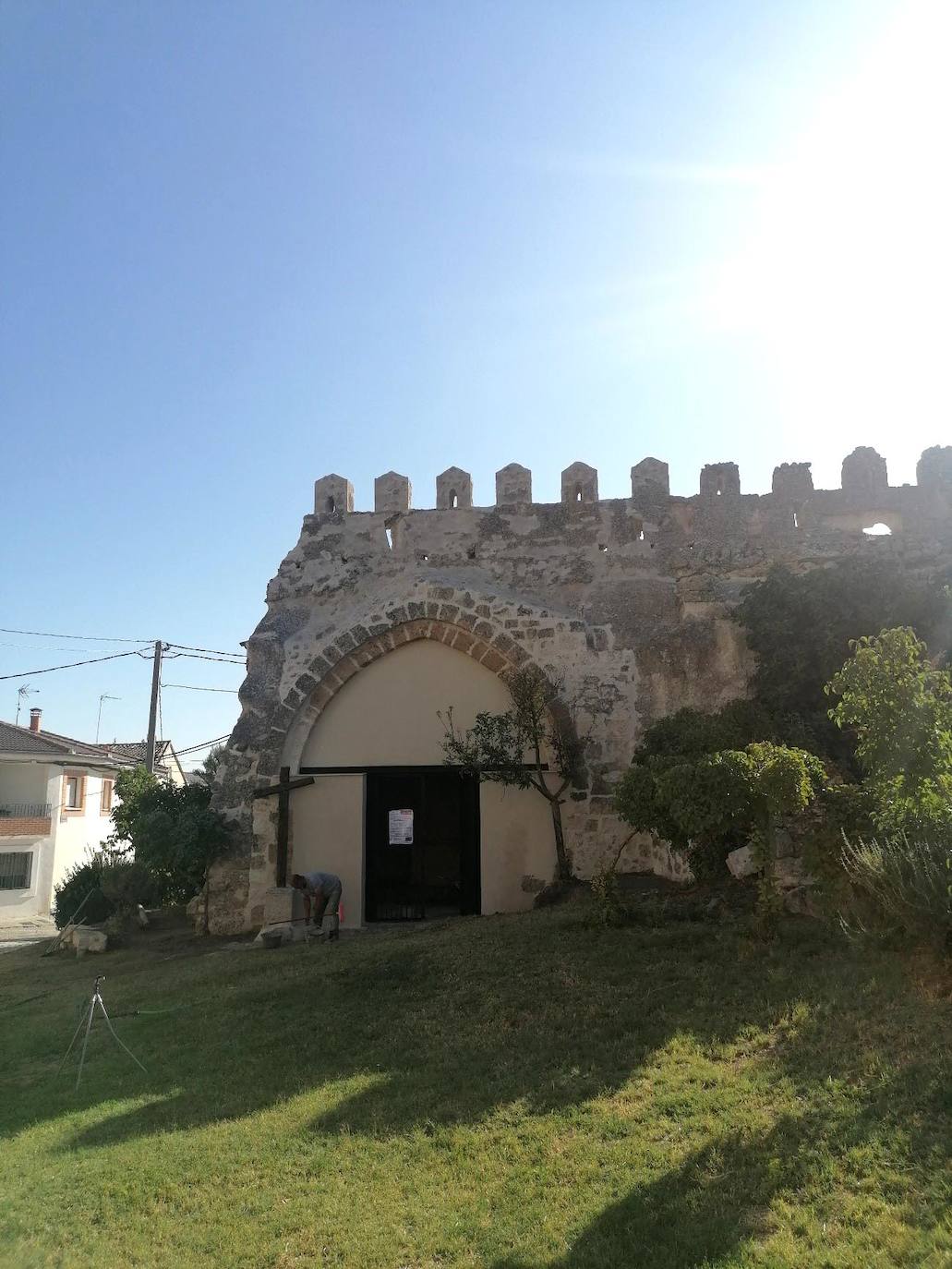 Acceso a la capilla del palacio de los Contreras.