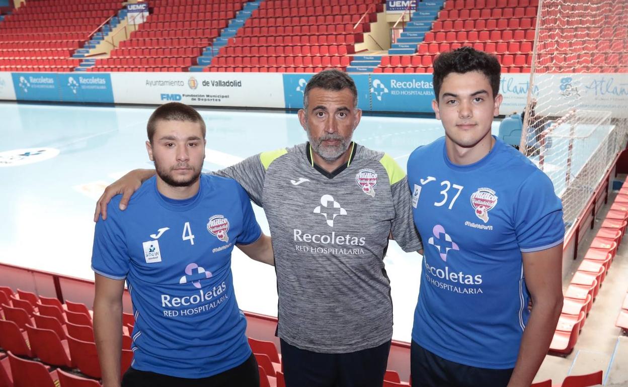 Pisonero, entre Roki y Basualdo. 