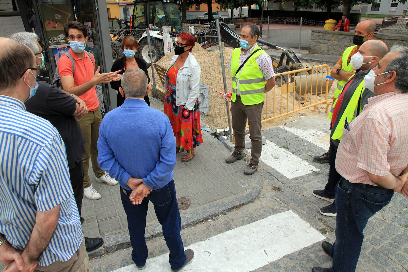 Miguel Merino, durante su reunión este jueves con varios vecinos del barrio de San José.
