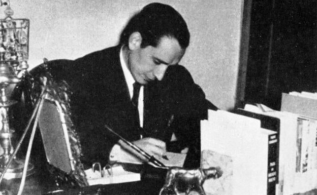 Miguel Delibes en su despacho de director de El Norte de Castilla.