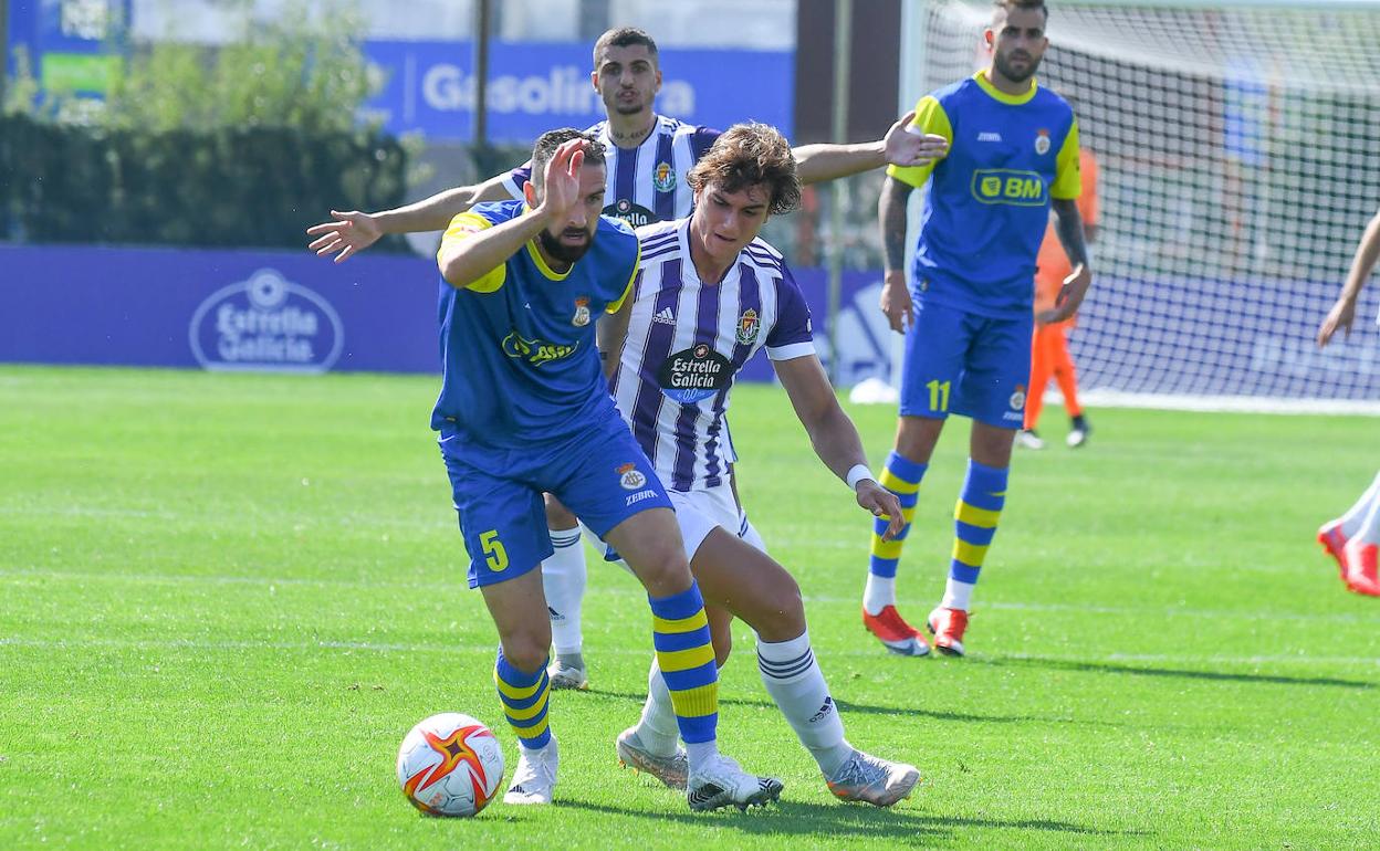 Slavy presiona a un rival en el partido de la pasada jornada 