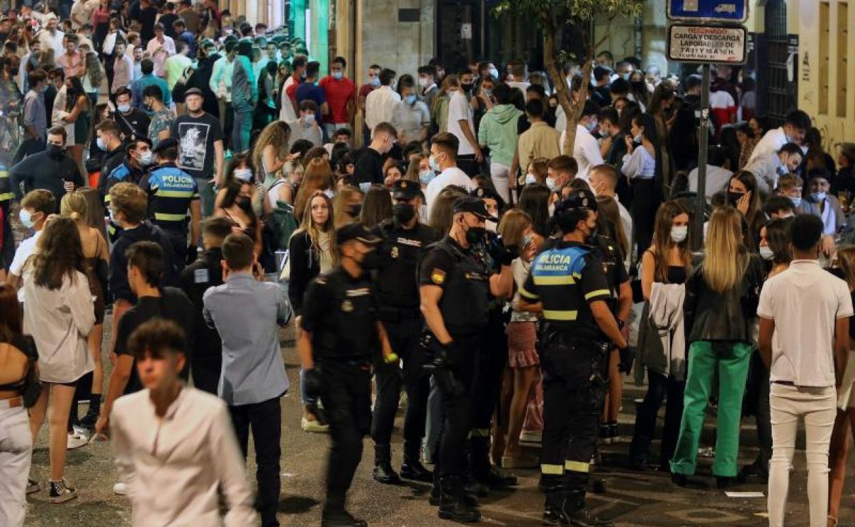 Policía Local y Policía Nacional intervinen ante las aglomeraciones de jóvenes. 