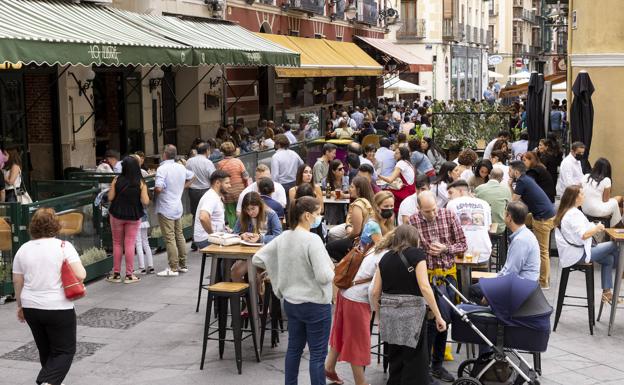 La calle Cascajares durante el vermú . 