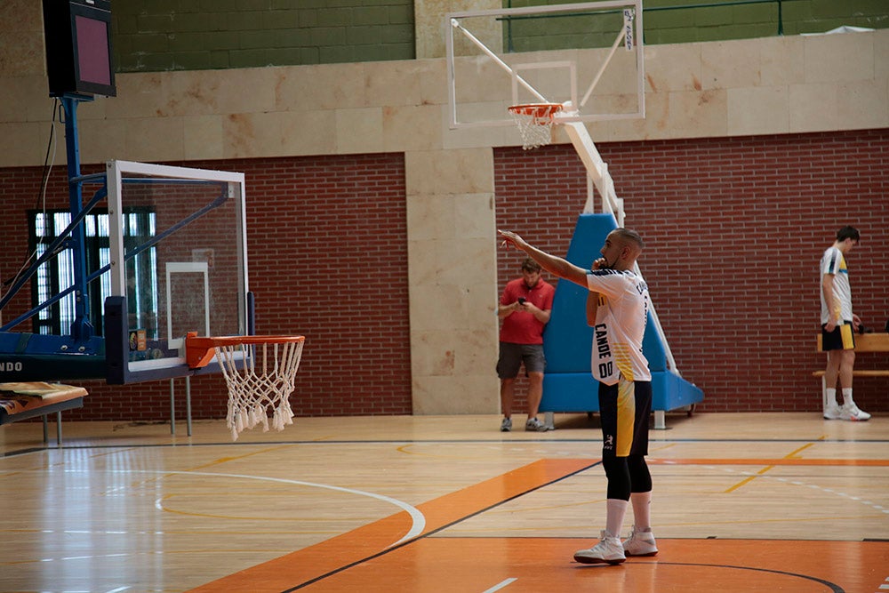 El Aquimisa CD Carbajosa pudo dedicar la victoria a su jugador Ángel Carcaño, evacuado al hospital durante el calentamiento tras la caída de una estructura del techo sobre la pista 
