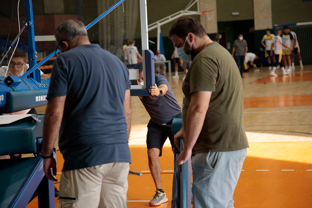 El Aquimisa CD Carbajosa pudo dedicar la victoria a su jugador Ángel Carcaño, evacuado al hospital durante el calentamiento tras la caída de una estructura del techo sobre la pista 
