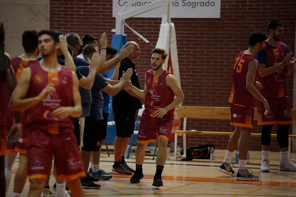 El Aquimisa CD Carbajosa pudo dedicar la victoria a su jugador Ángel Carcaño, evacuado al hospital durante el calentamiento tras la caída de una estructura del techo sobre la pista 