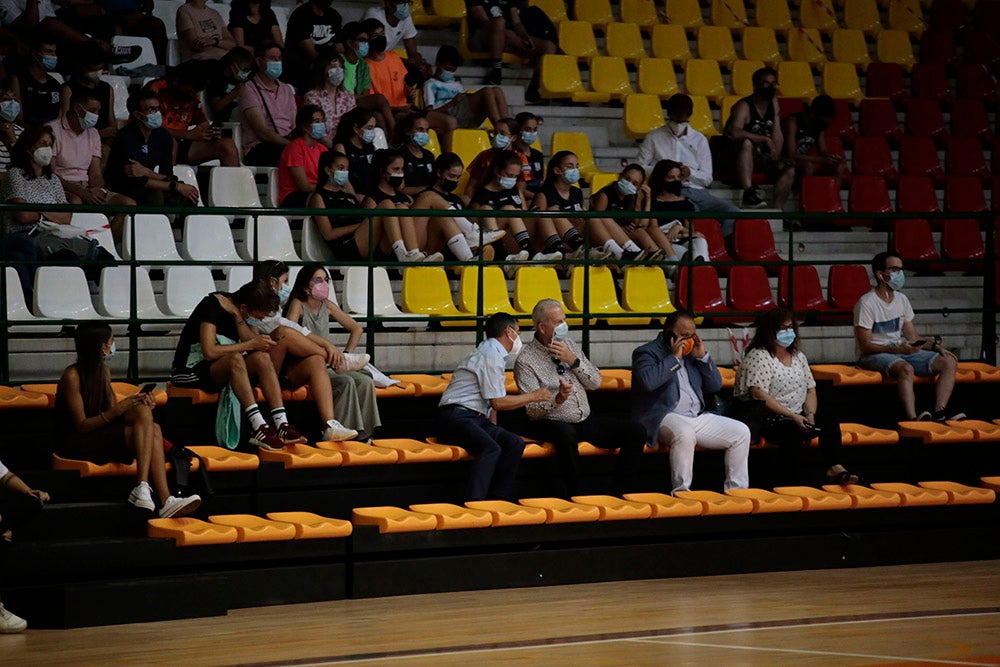 El Aquimisa CD Carbajosa pudo dedicar la victoria a su jugador Ángel Carcaño, evacuado al hospital durante el calentamiento tras la caída de una estructura del techo sobre la pista 