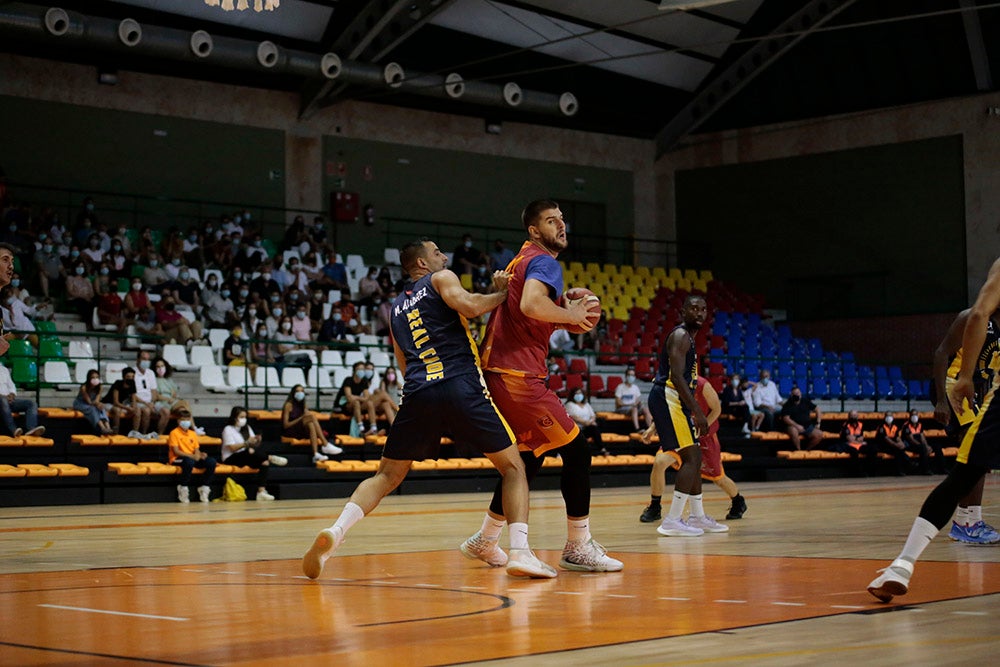El Aquimisa CD Carbajosa pudo dedicar la victoria a su jugador Ángel Carcaño, evacuado al hospital durante el calentamiento tras la caída de una estructura del techo sobre la pista 