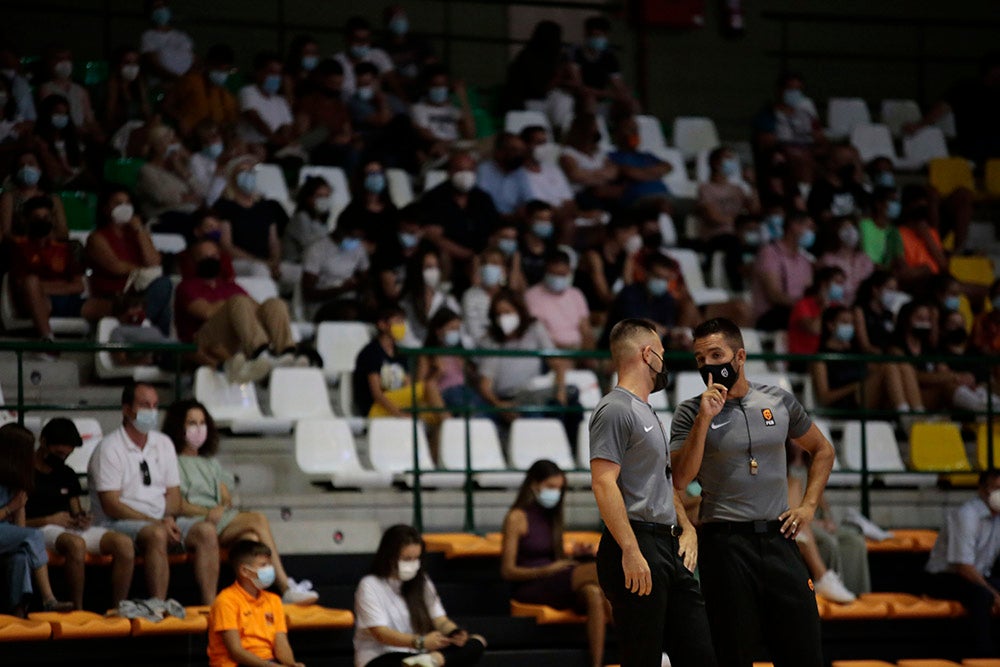 El Aquimisa CD Carbajosa pudo dedicar la victoria a su jugador Ángel Carcaño, evacuado al hospital durante el calentamiento tras la caída de una estructura del techo sobre la pista 