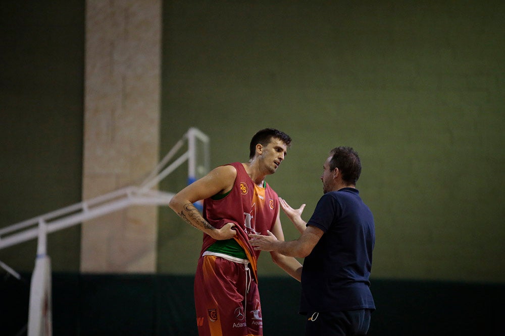 El Aquimisa CD Carbajosa pudo dedicar la victoria a su jugador Ángel Carcaño, evacuado al hospital durante el calentamiento tras la caída de una estructura del techo sobre la pista 