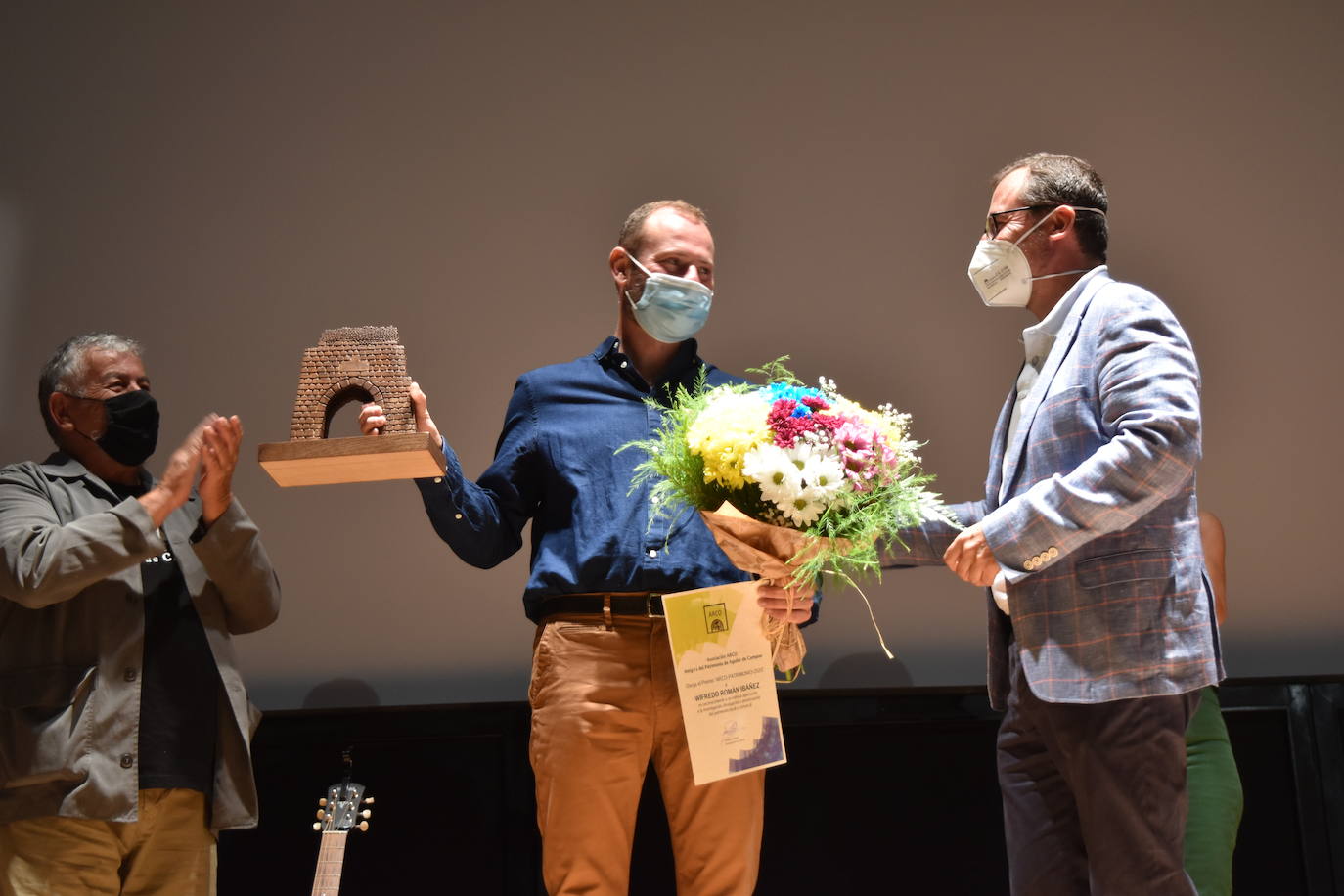 Fotos: Wifredo Román recibe emocionado en Aguilar de Campoo el premio Arco