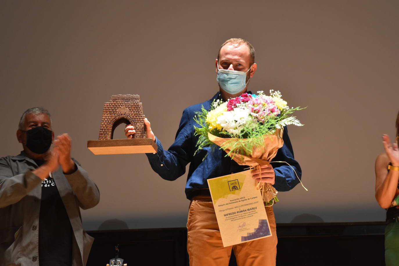 Fotos: Wifredo Román recibe emocionado en Aguilar de Campoo el premio Arco