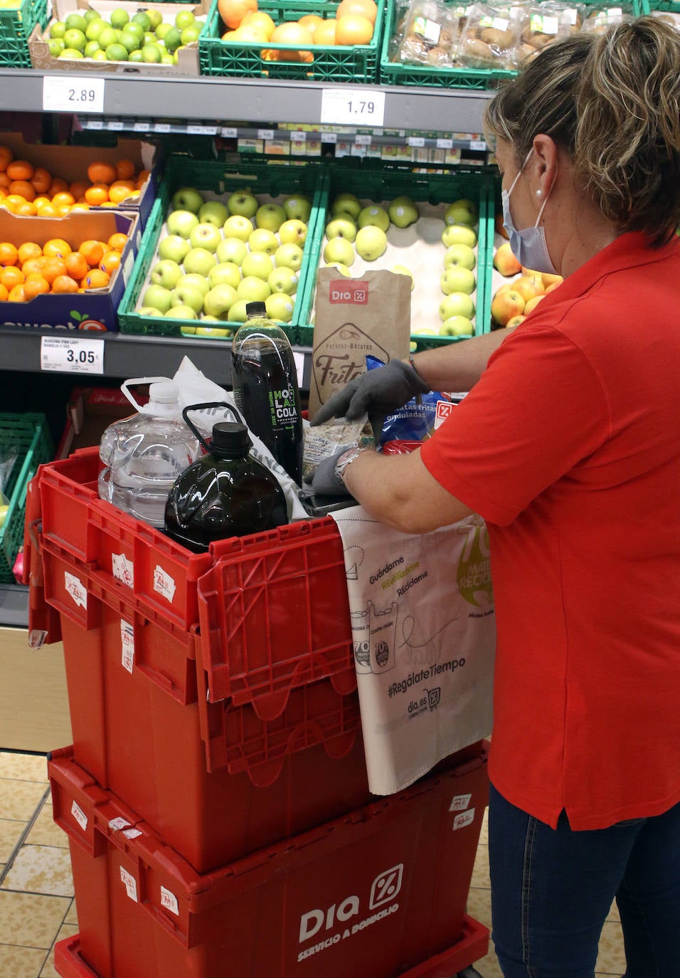 Preparación de un reparto a domicilio en un supermercado.