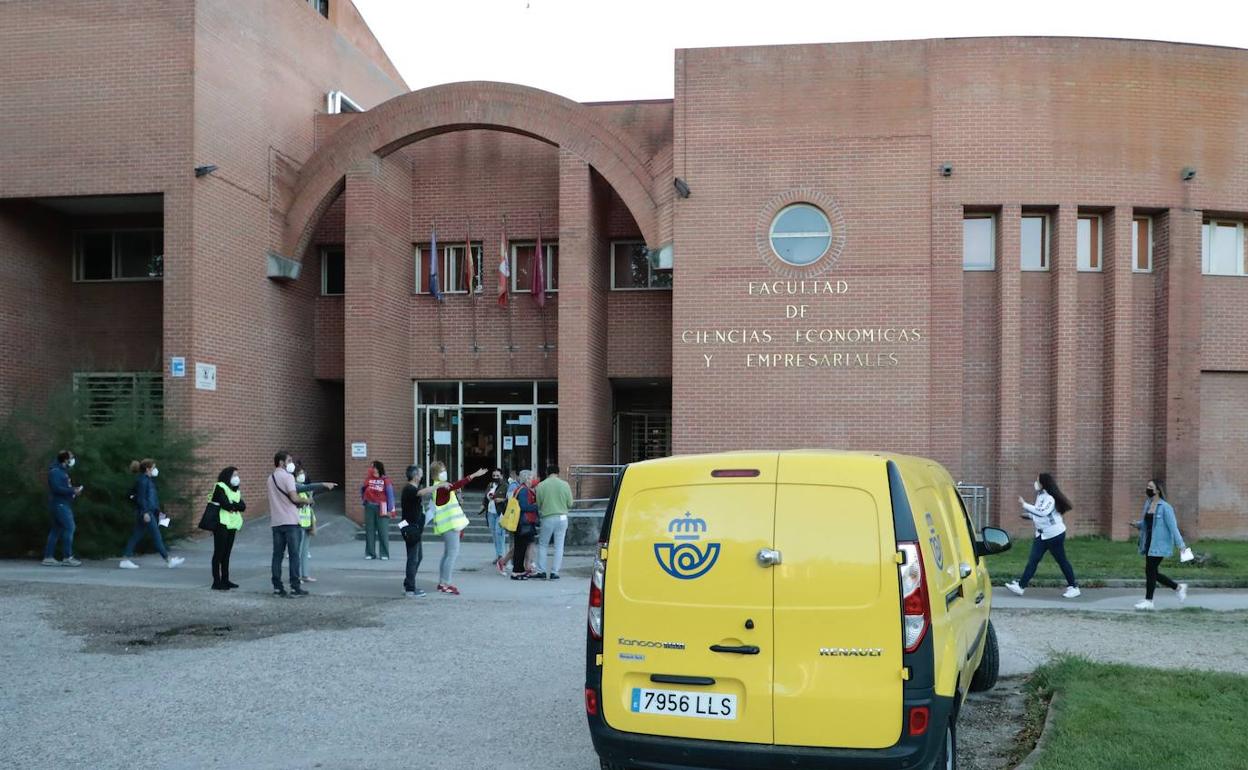 Aspirantes a las plazas de Correos, a las puertas de la Facultad de Ciencias Económicas y Empresariales, en Valladolid. 