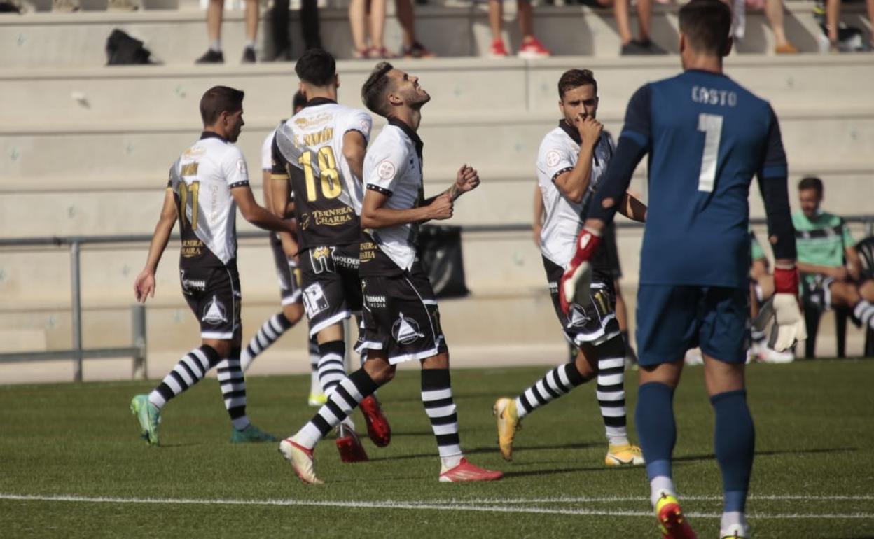 Rayco, delantero de Unionistas, celebra uno de sus goles ante el Extremadura. 