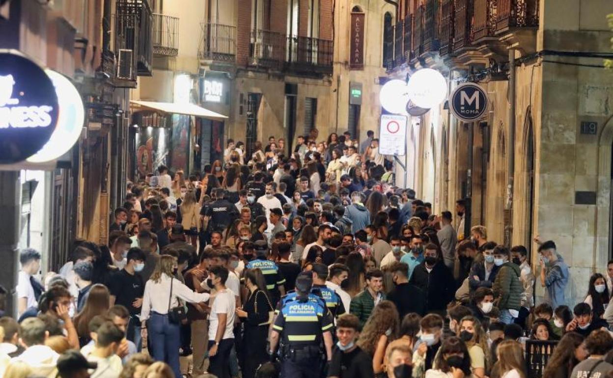 Calle Varillas abarrotada de jóvenes la pasada noche. 