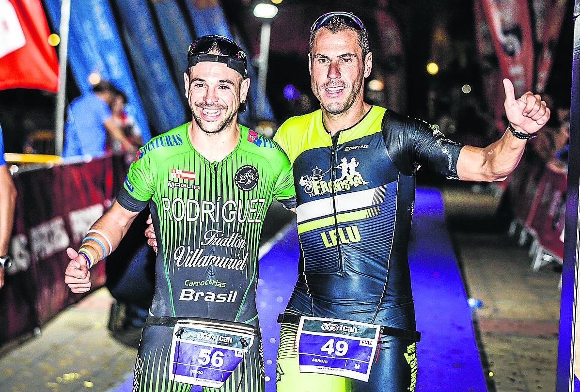 Diego Rodríguez y Sergio Santos, en el Ironman de Gandía de 2019. 