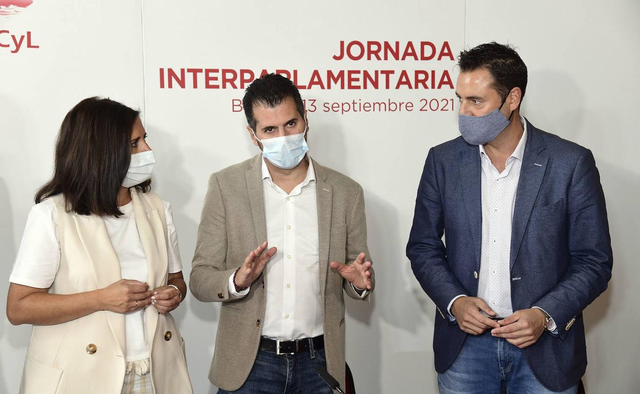 El secretario general del PSOECyL y portavoz en las Cortes, Luis Tudanca, preside la Interparlamentaria del PSOE de Burgos, que reúne a parlamentarios y cargos públicos del partido en la provincia. 