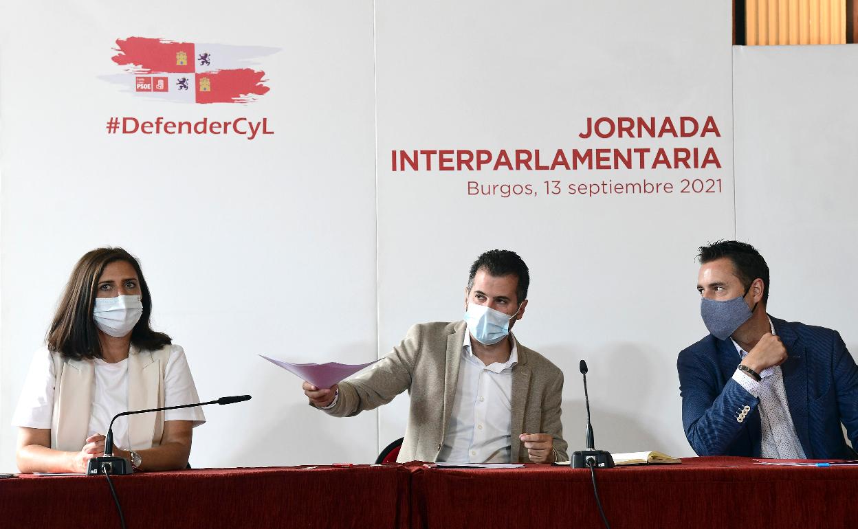 Luis Tudanca, con Daniel de la Rosa, alcalde de Burgos y la diputada burgalesa y secretaria provincial del PSOE, Esther Peña.