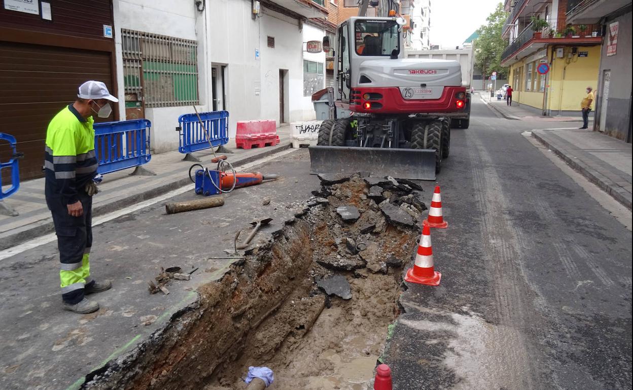 Los operarios trabajan en la reparación de la tubería en la calle Trepador. 