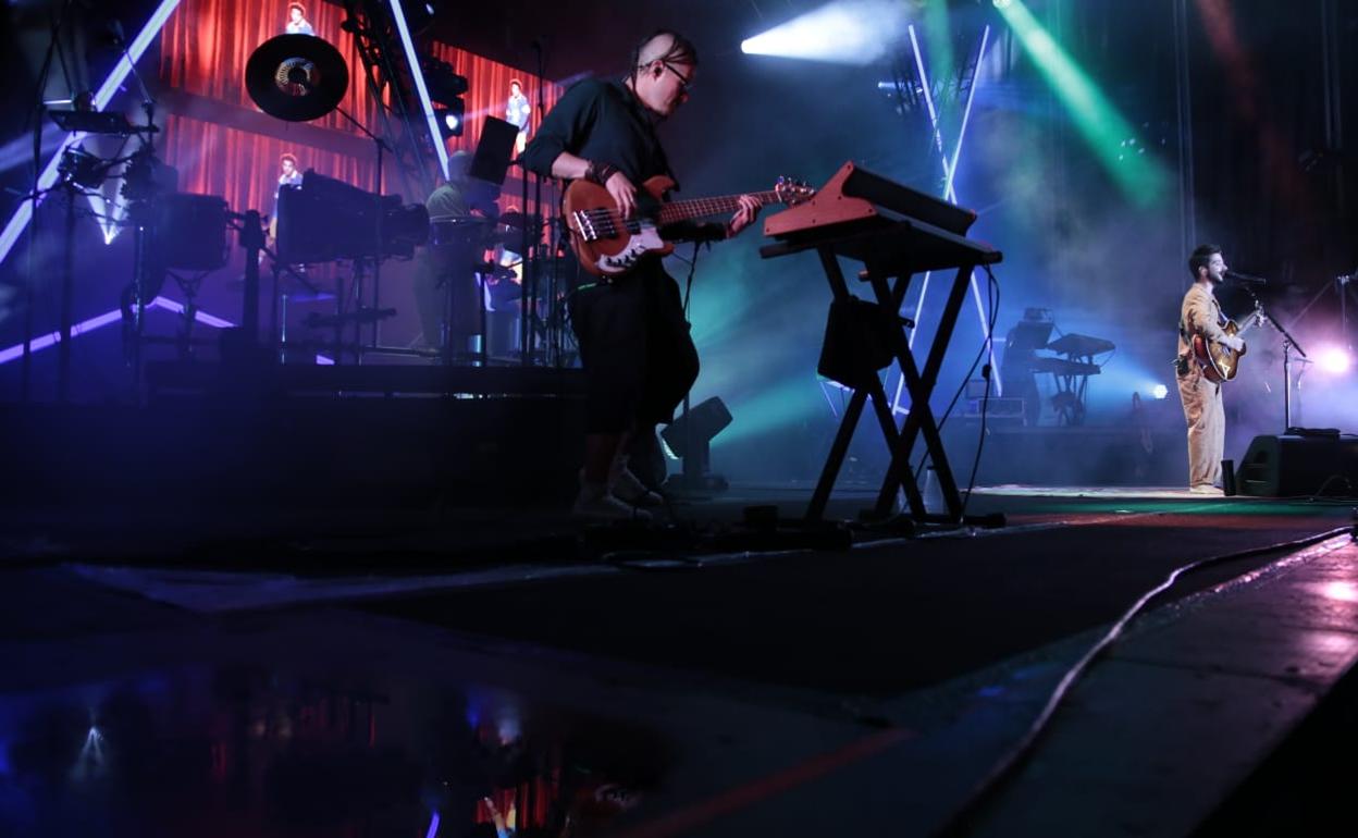 La amenaza de lluvia no impide el lleno en el concierto de Camilo