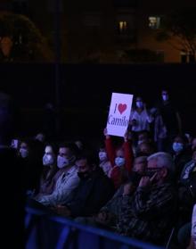 Imagen secundaria 2 - La amenaza de lluvia no impide el lleno en el concierto de Camilo